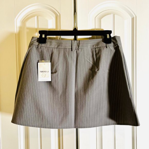 Forever 21 Pinstriped Pleated Mini Skirt in Gray/White (M) New With Tags - Picture 7 of 10